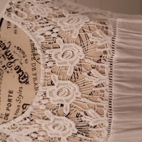 Democracy Sleeveless White Lacy Top - Picture 2 of 10